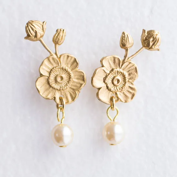 Flower and Pearl stud earrings