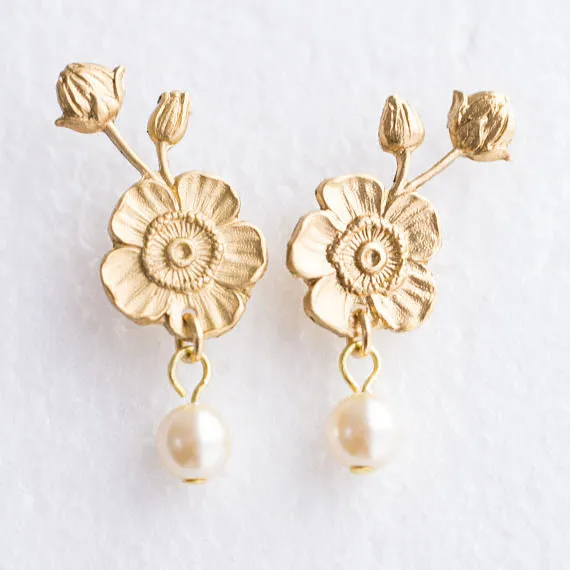 Flower and Pearl stud earrings