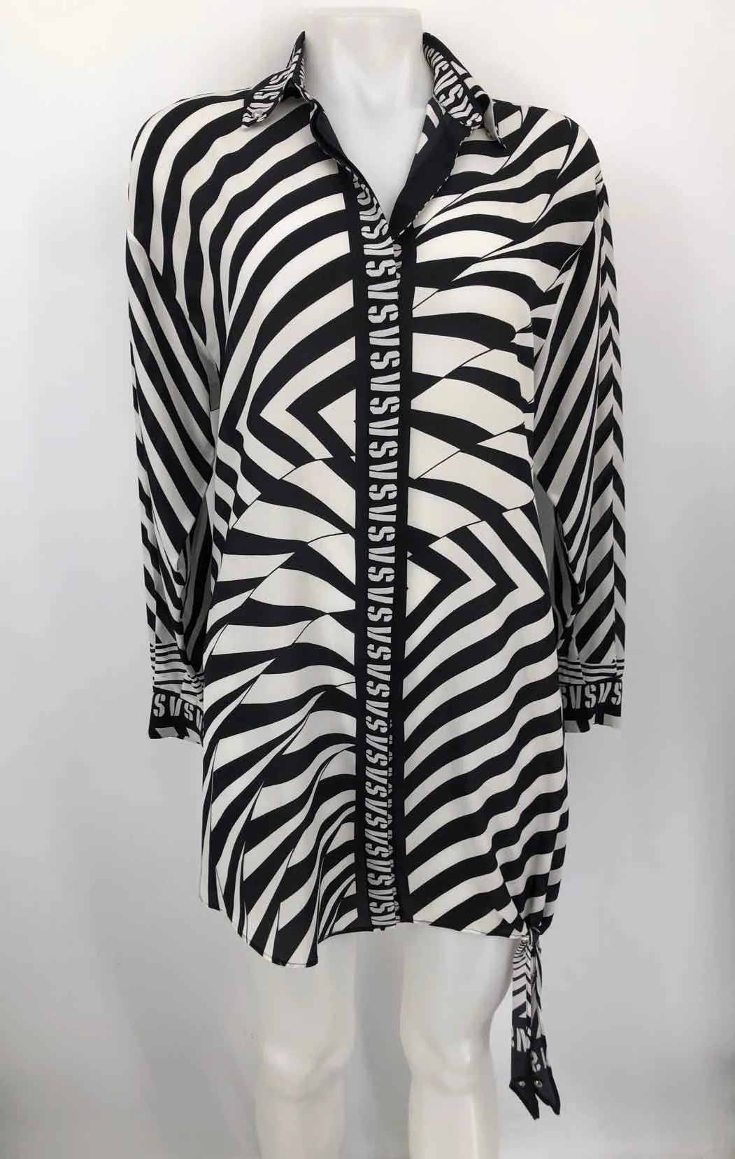 VERSACE BLACK & WHITE STRIPE PATTERM SHIRT SIZE MEDIUM ( TOP